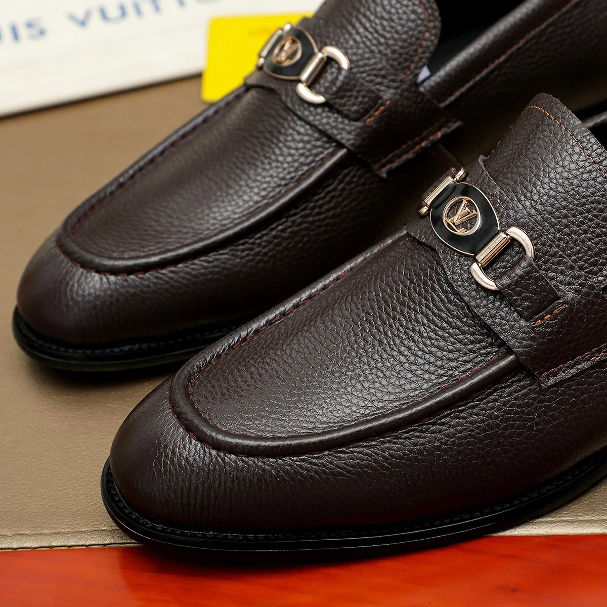 Men's shoes 💰 440💰 Louis Vuitton LV ® 🆕 model 🔛 full shoe counter, first layer cowhide, 🐂leather lining casual shoes for men, super soft outsole, a must-have for driving. The counter is synchronized with the original first layer cowhide, completely 1:1 mold customization 🌹 top version, color optional! Number: 38-44 (45.46 customized)